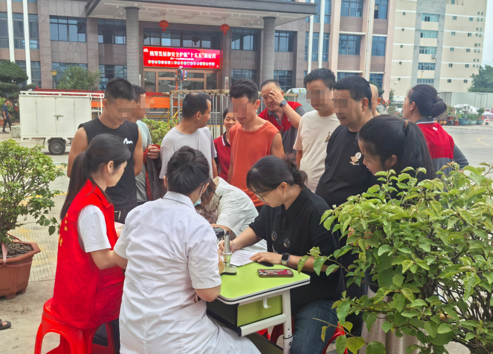 【党建引领】义诊进企业 光明暖人心｜莆田眼科医院党支部走进莆田圆通速递开展眼健康公益义诊